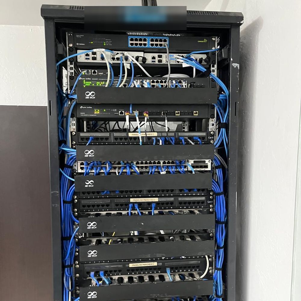 Firewalls redundantes, red WiFi en malla y segmentación de red