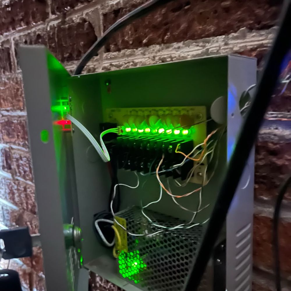 Fuente y distribución eléctrica para videovigilancia