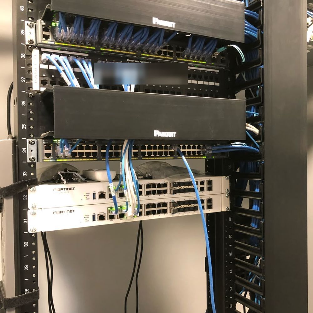 Rack de distribución con firewalls redundantes