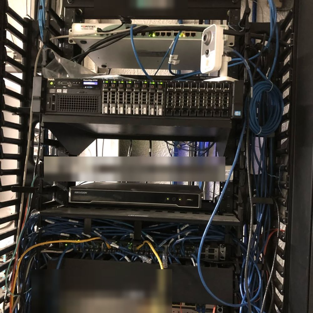 Servidor, videovigilancia y red integrados en un gabinete