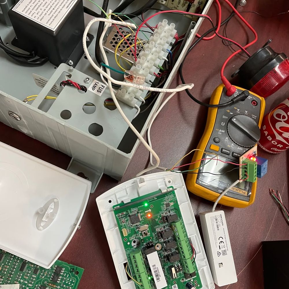 Diagnóstico de panel de alarma y control de acceso